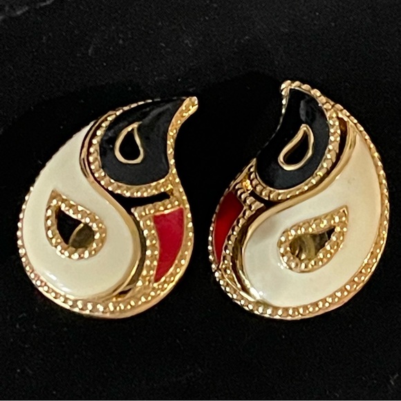 ✨Chic Vintage Signed Avon Teadrop Stud Earrings in Black/White - Picture 1 of 2